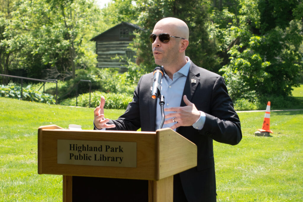 State Representative Bob Morgan speaks at the podium.
