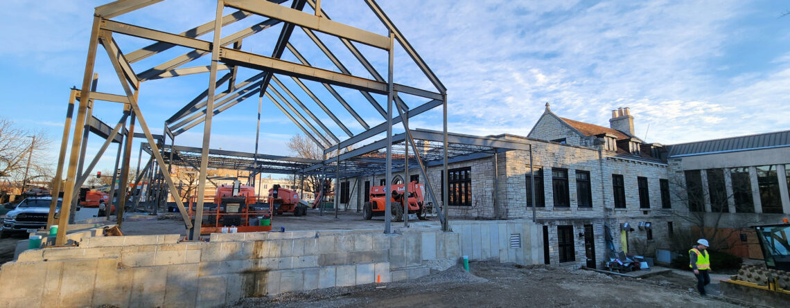 Wide-angle photo of the south construction. The new steel construction is almost complete.