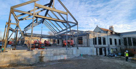 Wide-angle photo of the south construction. The new steel construction is almost complete.